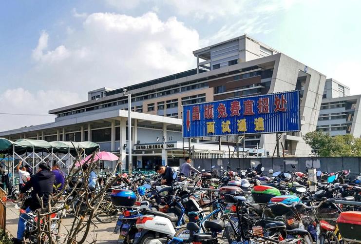探访中国上海的"苹果工厂",供应链员工曝天天加班
